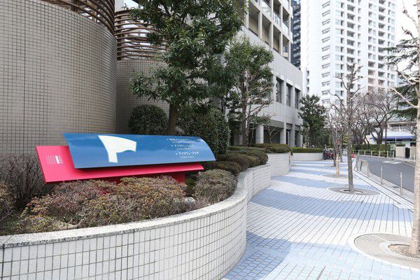 アプローチは緑の潤い溢れる健やかな空気が漂います。 アプローチは緑の潤い溢れる健やかな空気が漂います。