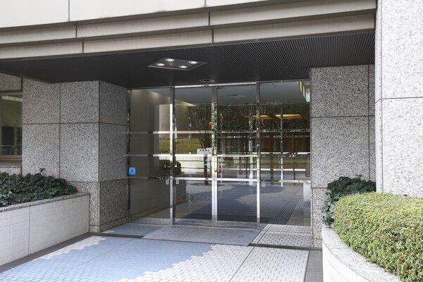 緑豊かな植栽も施され、住まう人々に安らぎを与えてくれます。 緑豊かな植栽も施され、住まう人々に安らぎを与えてくれます。