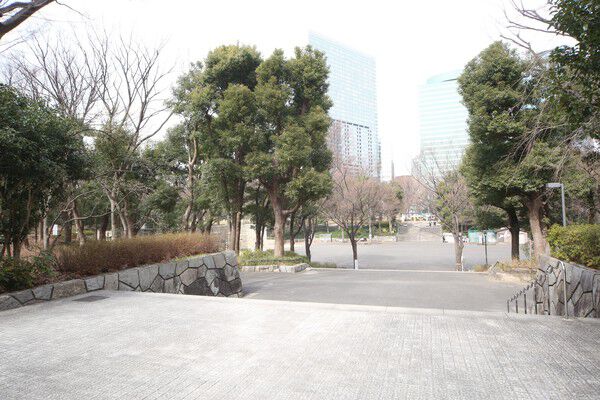 緑豊かな都会のオアシス。「新宿中央公園」まで約380m（徒歩5分）。				