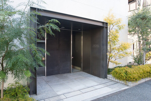 上品なエントランスには、アーティスティックなオブジェも。		