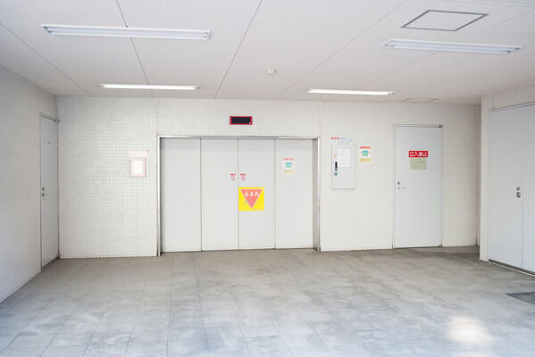 敷地内には、約12台収容の駐車場を設置。