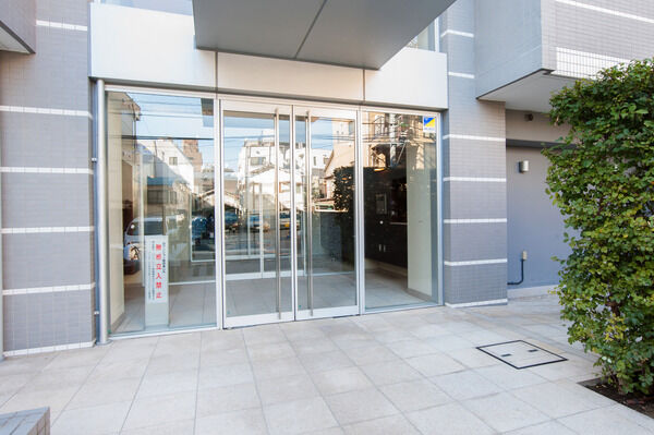 開放的な吹き抜けを施したエントランス。		