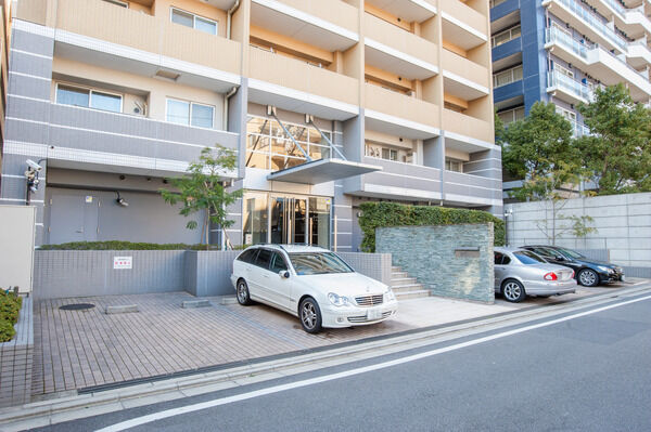 敷地内には、約5台分の駐車場が用意されています。		