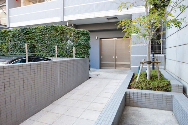 緑豊かなスロープが、心にやすらぎを与えてくれます。		