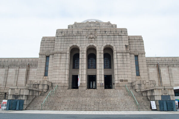 「神宮外苑絵画館」は、約1,300m（徒歩17分）。