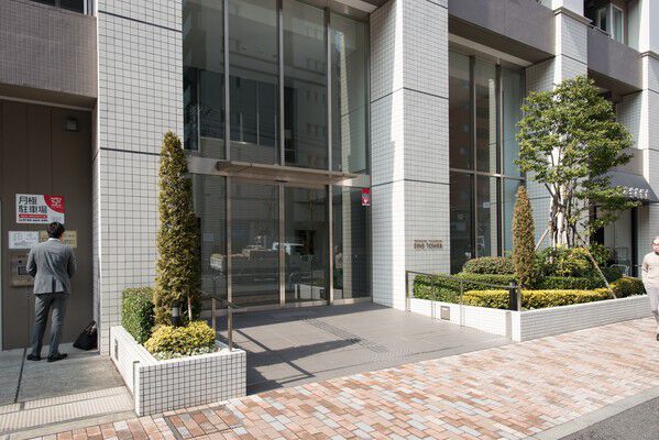 エントランスの先には、スケール感あふれる2層吹き抜けのホールが待ち受けます。		 エントランスの先には、スケール感あふれる2層吹き抜けのホールが待ち受けます。