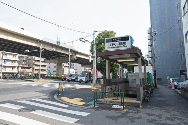 東京メトロ有楽町線「江戸川橋」駅まで約80m(徒歩1分)。		 東京メトロ有楽町線「江戸川橋」駅まで約80m(徒歩1分)。