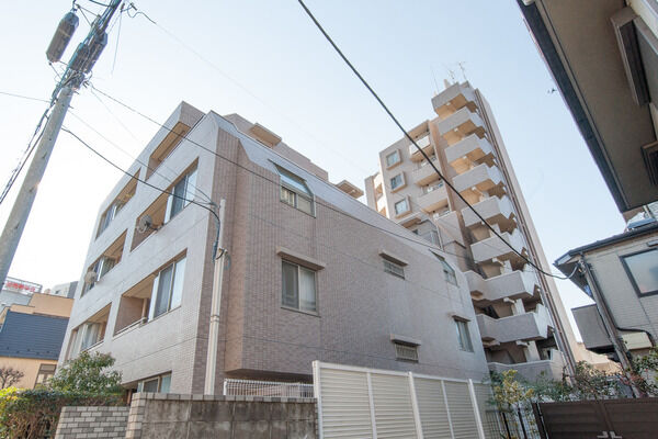 【新宿余丁町パークホームズ】タワーウイングとサウスウイングで構成されたデュアルフォルムの外観デザイン。		