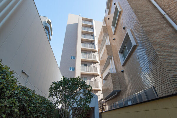 【新宿余丁町パークホームズ】全戸角住戸を実現した9階建てのタワーウイング。		