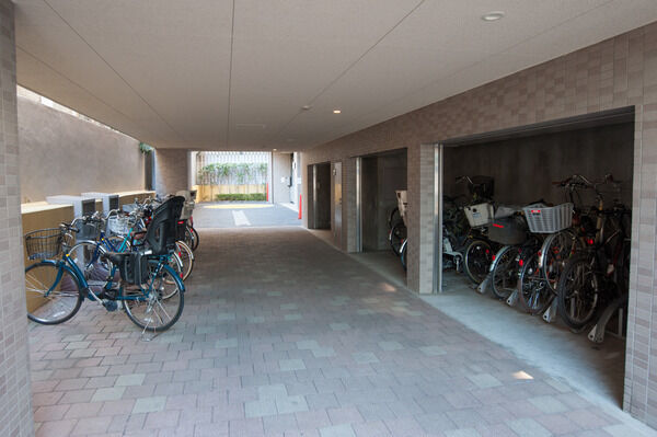 ゆったりとしたスペースの屋根付き自転車置き場。		