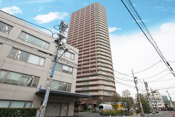 【ローレルコート新宿タワー】展望台、スカイラウンジなど多彩な眺望スペースを用意。		