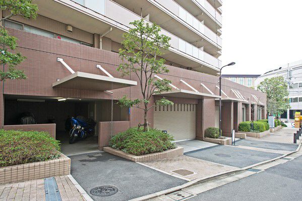 120台分の駐車場を用意。駐車場横にはパーキングラウンジも設けています。		 120台分の駐車場を用意。駐車場横にはパーキングラウンジも設けています。