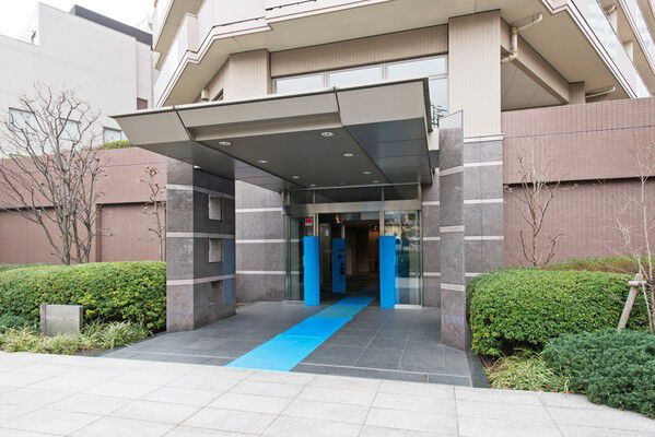 高級感漂うエントランスには宅配ロッカーを設置。 高級感漂うエントランスには宅配ロッカーを設置。