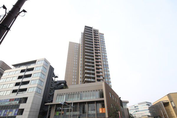 刻々と変化する空を映し込むガラスバルコニーを採用。