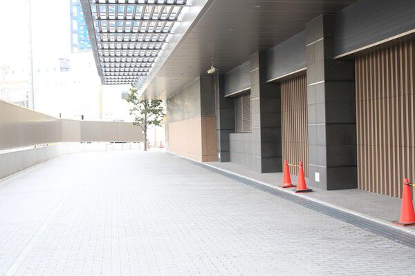 素材感を大切にしたアプローチは、人を出迎える「礼」を意識したしつらえ。