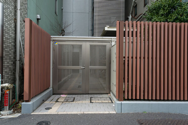 メインエントランスとは別に、自転車、ミニバイク置き場への出入り口があります。