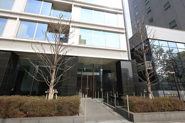 緑豊かなエントランスには水の景観を配し、都市の喧騒を隔絶。