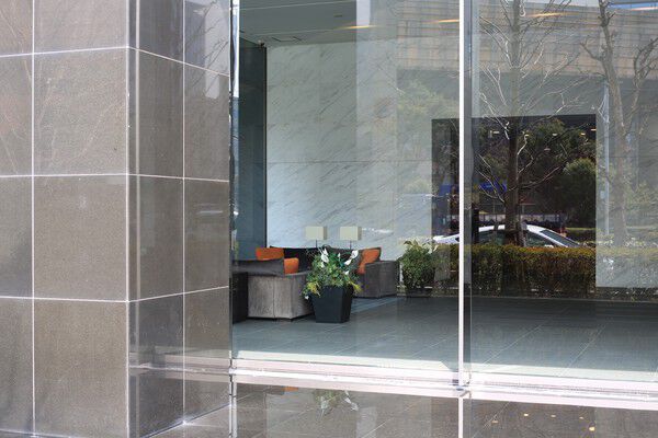 ガラスに包まれたエントランスホールには開放的な空間が広がる。