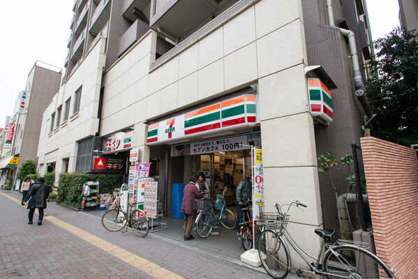 【パークホームズ文京千石ステーションアリーナ】1階にはコンビニがあり、都会暮らしをより便利にしてくれる。 【パークホームズ文京千石ステーションアリーナ】1階にはコンビニがあり、都会暮らしをより便利にしてくれる。