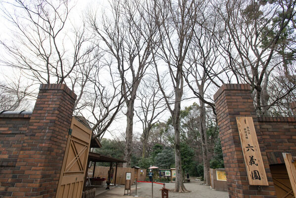 桜や紅葉の名所「六義園」まで約480m（徒歩6分）。