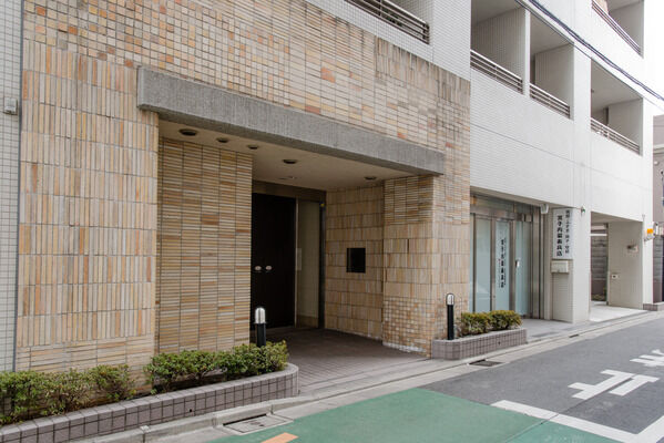 【パークホームズ文京千石ステーションプレイス】アンティークレンガをあしらったエントランス。落ち着いた中に存在感を放ちます。 【パークホームズ文京千石ステーションプレイス】アンティークレンガをあしらったエントランス。落ち着いた中に存在感を放ちます。