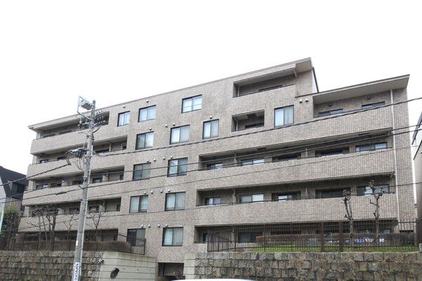 【パークハイム千石】南面の採光を豊かに受けるその端正なフォルムが文化の香りを感じさせます。		