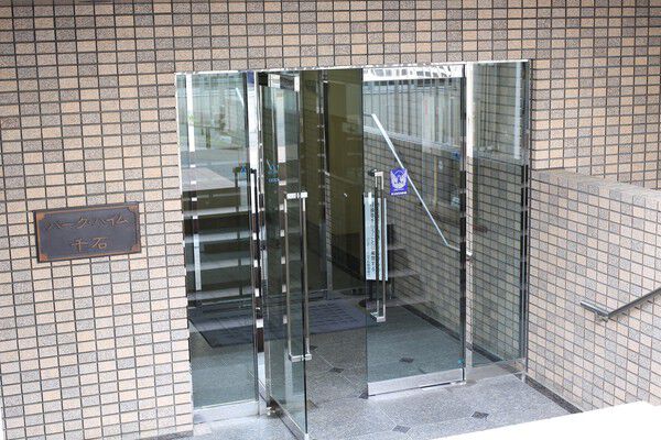 御影石と大理石をふんだんに使用した、上質なエントランスホールにつながります。		