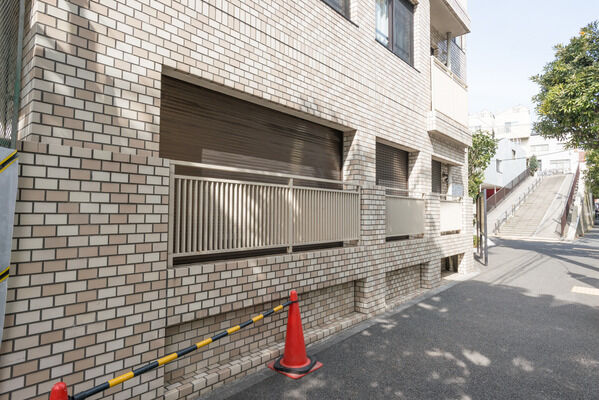 【パークハイム文京西片】1階住戸すべての窓にセンサーを装備。道路に面する東側は防犯シャッターも設置。