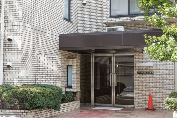 ドアの先のエントランスホールには2つの中庭が。暮らしに四季の表情を添えます。