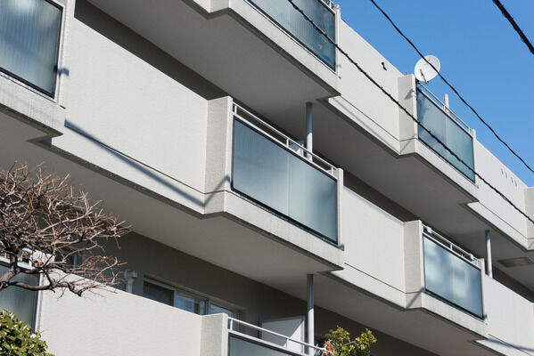 【パークハイム白山】南東向きのベランダは日当たり良好。眼下には植栽の緑が目に鮮やかです。		