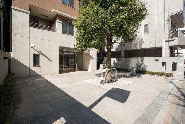 【パークホームズ文京白山】前面の道路と敷地の間に設けたアプローチがプライバシーを演出。 【パークホームズ文京白山】前面の道路と敷地の間に設けたアプローチがプライバシーを演出。