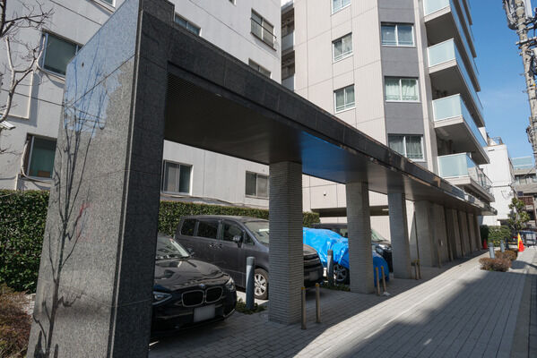 【パークリュクス本郷】1Fに設置された印象的な入口の駐車場スペース。