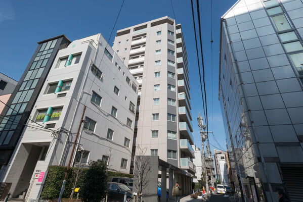 【パークリュクス本郷】敷地は、東西が公道に面し、商店街とマンションの立ち並ぶ一角に位置しています。