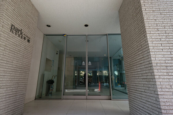 来訪者を映像と音声で確認できるエリアセキュリティ、オートロックを採用。