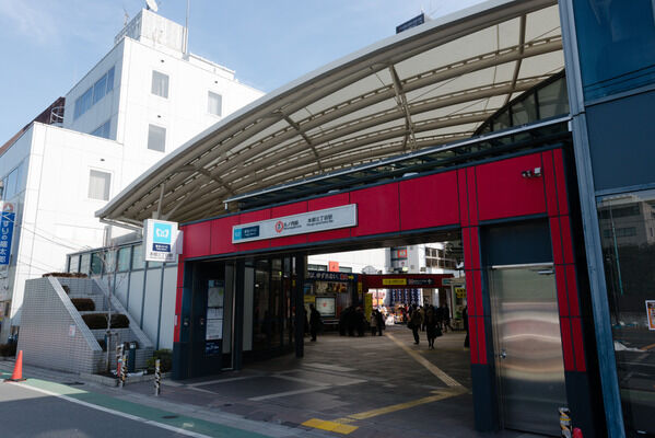 東京メトロ丸ノ内線「本郷三丁目」駅は、徒歩2分。