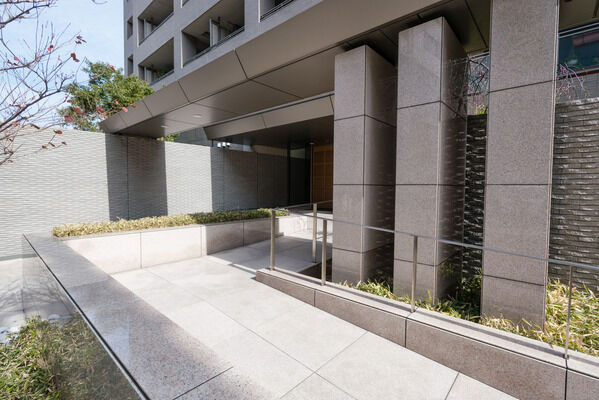バリヤフリーのエントランスアプローチ。