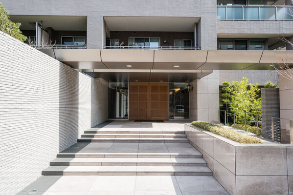 武家屋敷の門構えのように、威風堂々たるグランドゲートが設えられています。