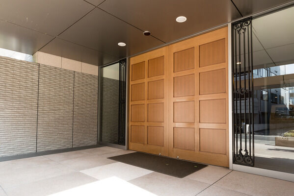 重厚なエントランスを抜けると、優雅さの漂うエントランスホールが広がります。