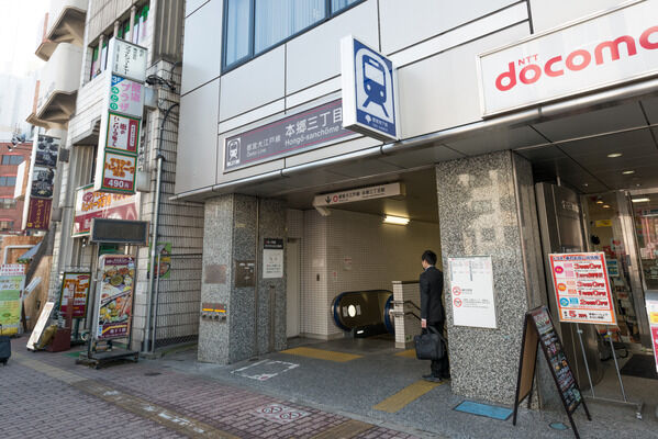 東京メトロ丸ノ内線「本郷三丁目」駅は、徒歩6分。