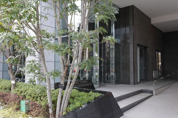 駐車場側からのエントランス。緑が程よい目隠しになっています。		