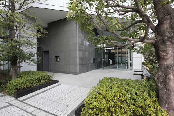 アプローチは緩やかなスロープで歩きやすく。壁の市松模様が日本の伝統を伝えます。		