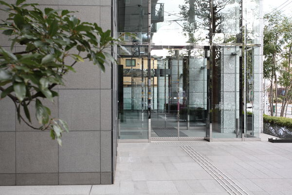 エントランスはガラス張りで自然光をたっぷりと取り入れています。		