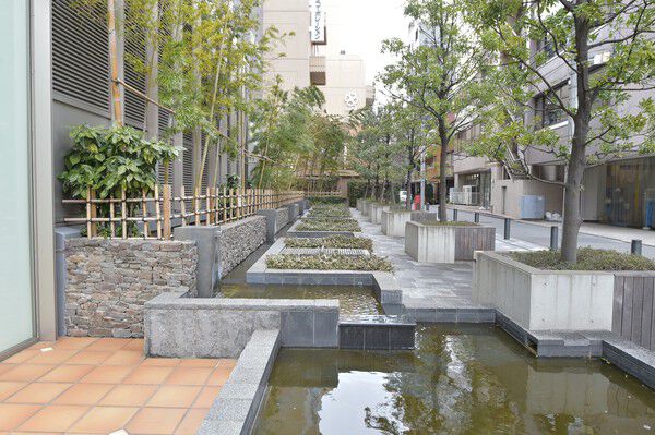 潤いのある路地空間として街とつながる、竹林、水辺を配したウォータープロムナード。