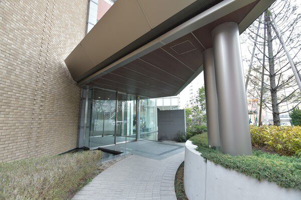 エントランスを入ると、明るく開放感のある、吹き抜けのホールが広がります。		