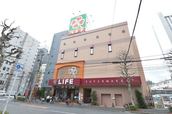 生鮮食品が揃うスーパーマーケット「ライフ神田和泉町店」は約90m（徒歩2分）。		
