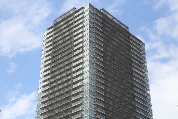【浅草タワー】高層部はガラスやアルミルーバーを用い、空と溶け合う軽快なデザインです。		