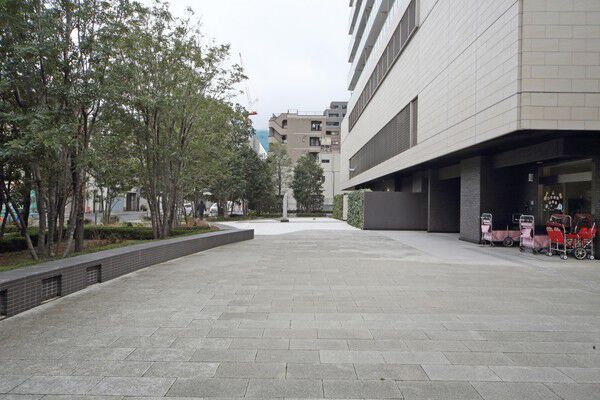 邸としての構えを、「浅草」らしいモチーフで設えたエントランスアプローチ。		