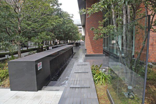 リズミカルに配されたデザインウォールが景石と共に庭園としての美を高めます。		