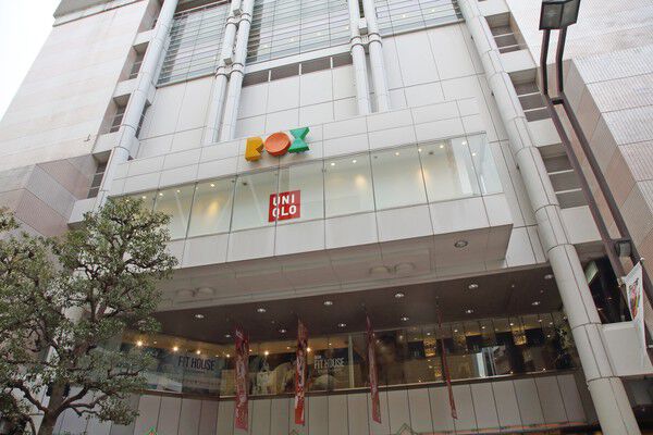 「浅草ROX」まで約650m（徒歩9分）には約90の店舗が揃います。		