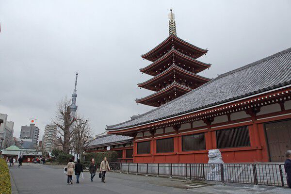 約800m（徒歩10分）の「浅草寺」は、国内外の観光客に広く親しまれています。		